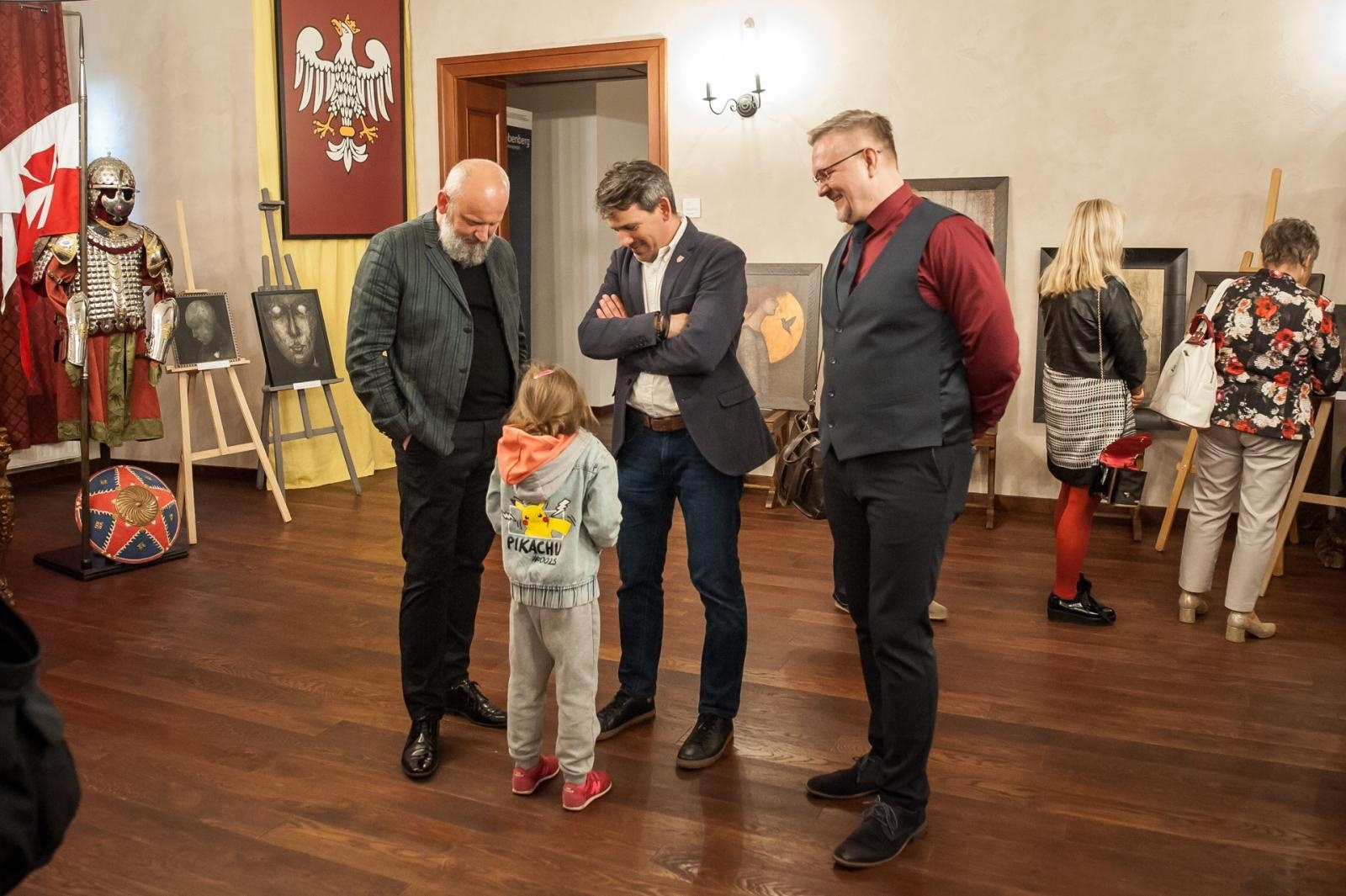 Zdjęcie w galerii na portalu naszraciborz.pl: Ciemna noc duszy – wernisaż prac Jolanty Krzyżek na zamku wiadomości z regionu