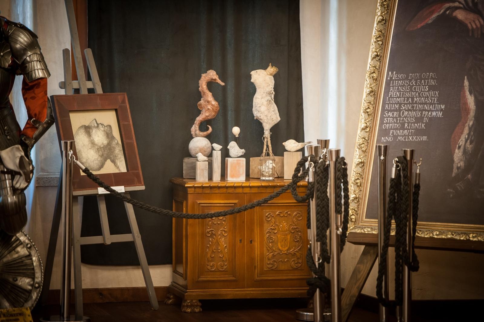 Zdjęcie w galerii na portalu naszraciborz.pl: Ciemna noc duszy – wernisaż prac Jolanty Krzyżek na zamku wiadomości z regionu