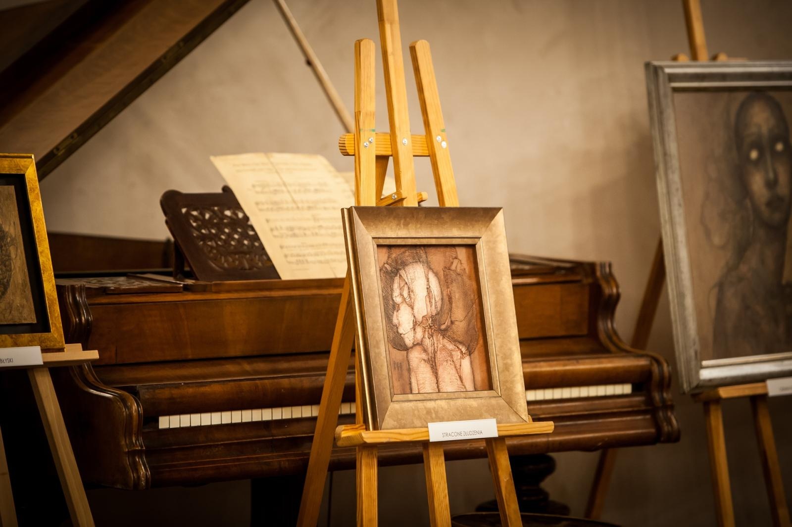 Zdjęcie w galerii na portalu naszraciborz.pl: Ciemna noc duszy – wernisaż prac Jolanty Krzyżek na zamku wiadomości z regionu