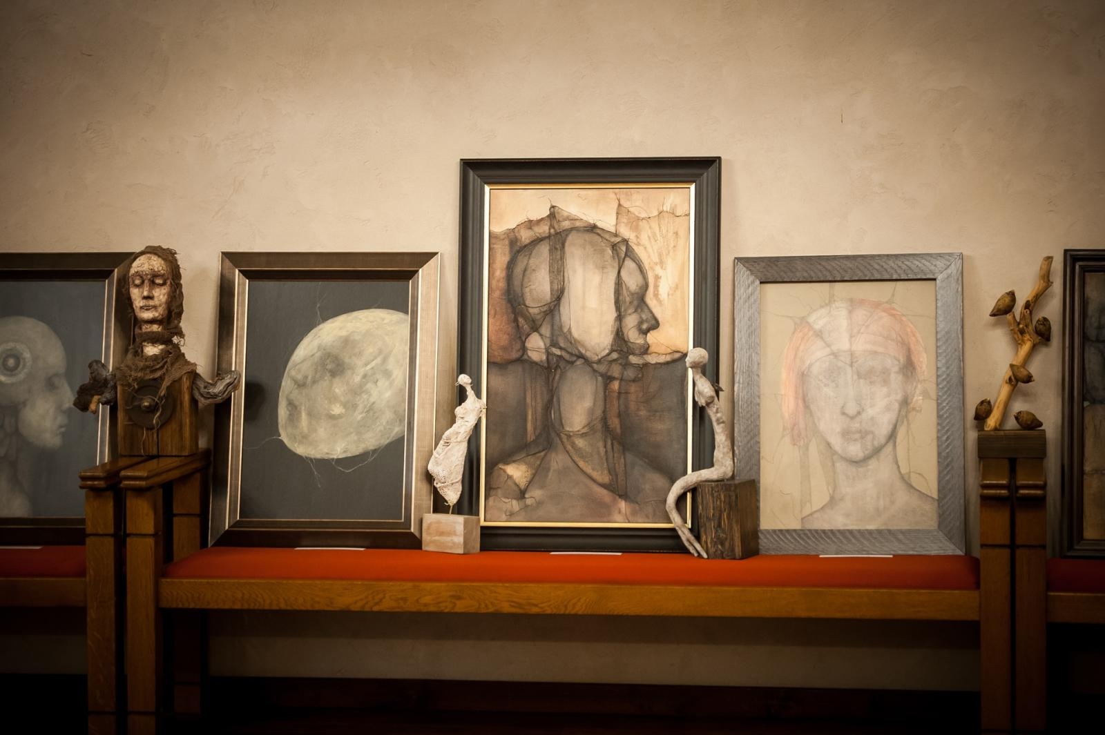 Zdjęcie w galerii na portalu naszraciborz.pl: Ciemna noc duszy – wernisaż prac Jolanty Krzyżek na zamku wiadomości z regionu