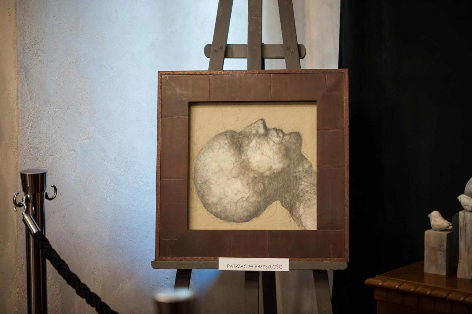 Zdjęcie w galerii na portalu naszraciborz.pl: Ciemna noc duszy – wernisaż prac Jolanty Krzyżek na zamku wiadomości z regionu