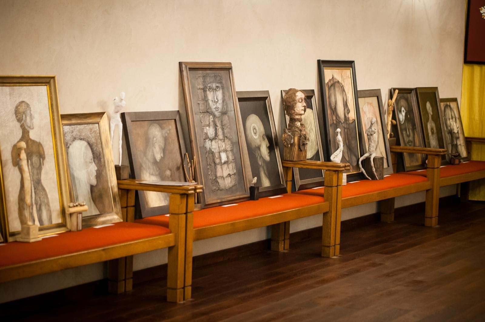 Zdjęcie w galerii na portalu naszraciborz.pl: Ciemna noc duszy – wernisaż prac Jolanty Krzyżek na zamku wiadomości z regionu