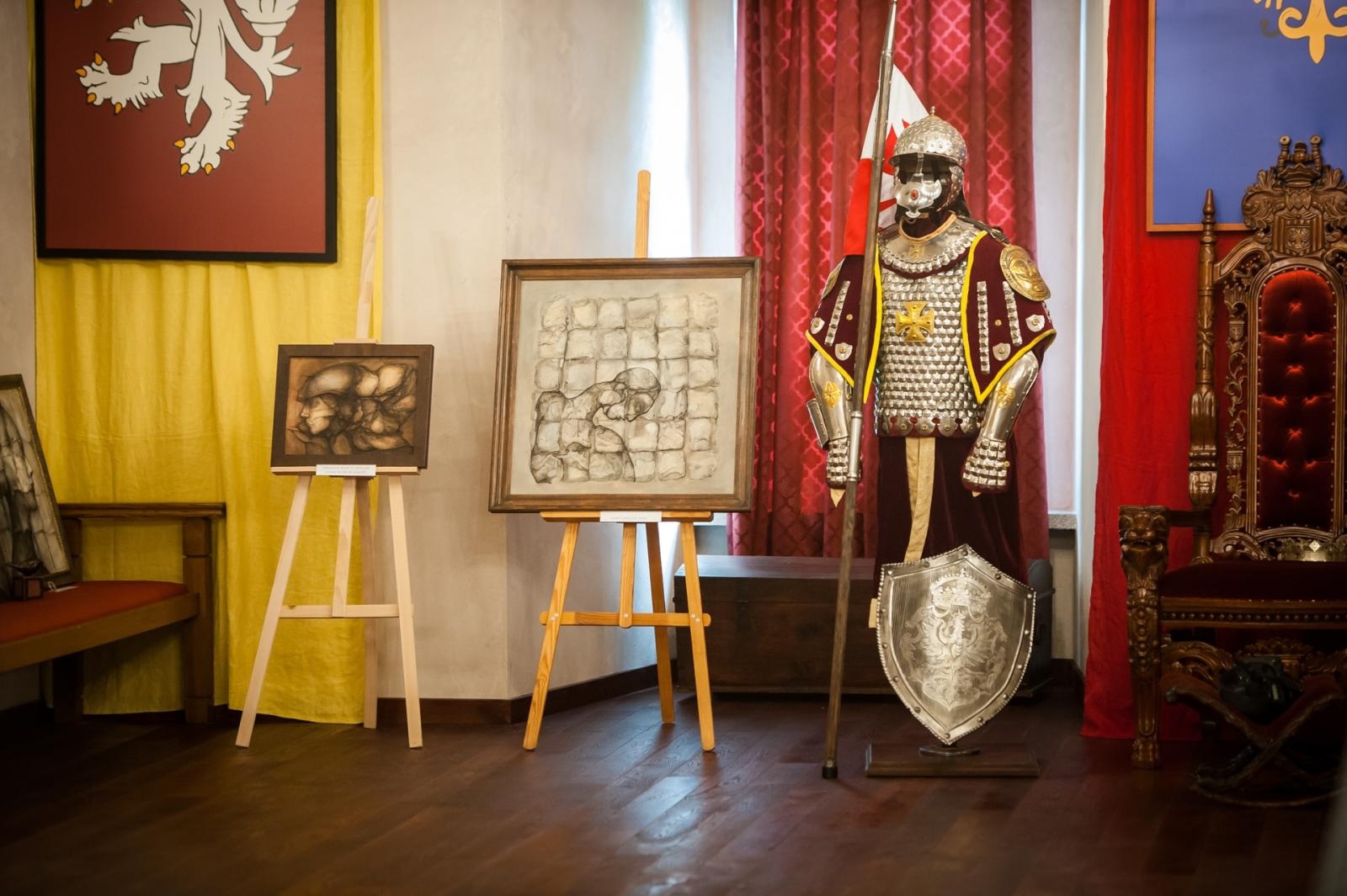 Zdjęcie w galerii na portalu naszraciborz.pl: Ciemna noc duszy – wernisaż prac Jolanty Krzyżek na zamku wiadomości z regionu