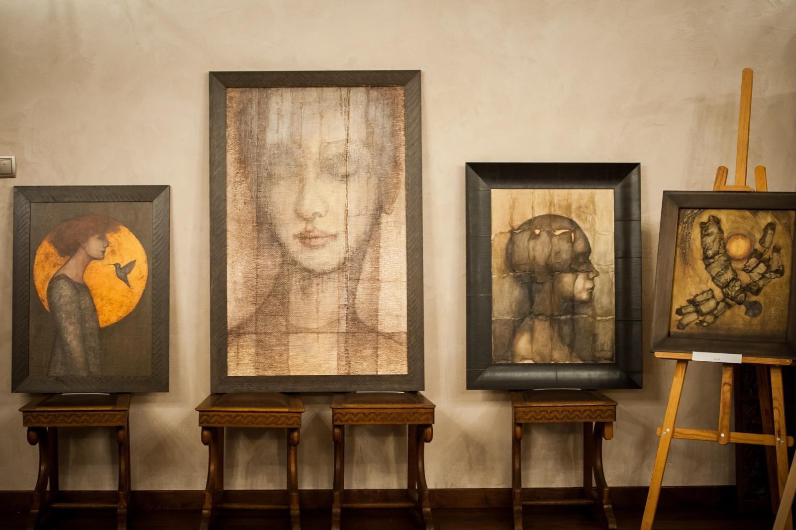 Zdjęcie w galerii na portalu naszraciborz.pl: Ciemna noc duszy – wernisaż prac Jolanty Krzyżek na zamku wiadomości z regionu