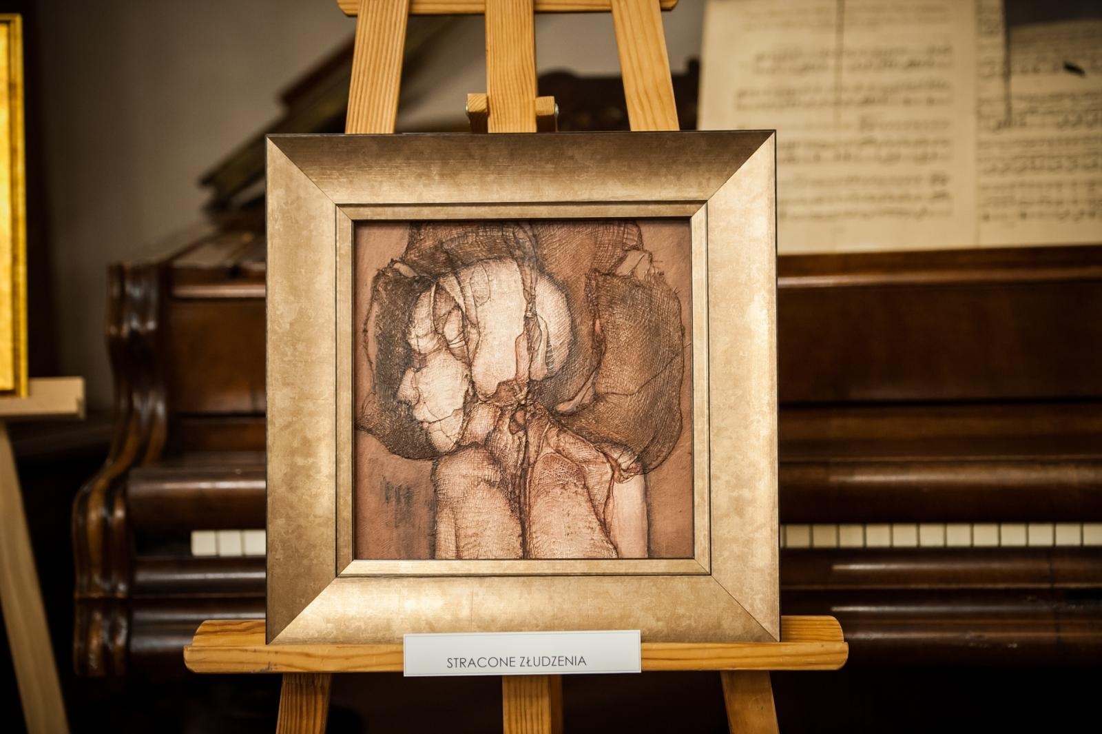 Zdjęcie w galerii na portalu naszraciborz.pl: Ciemna noc duszy – wernisaż prac Jolanty Krzyżek na zamku wiadomości z regionu