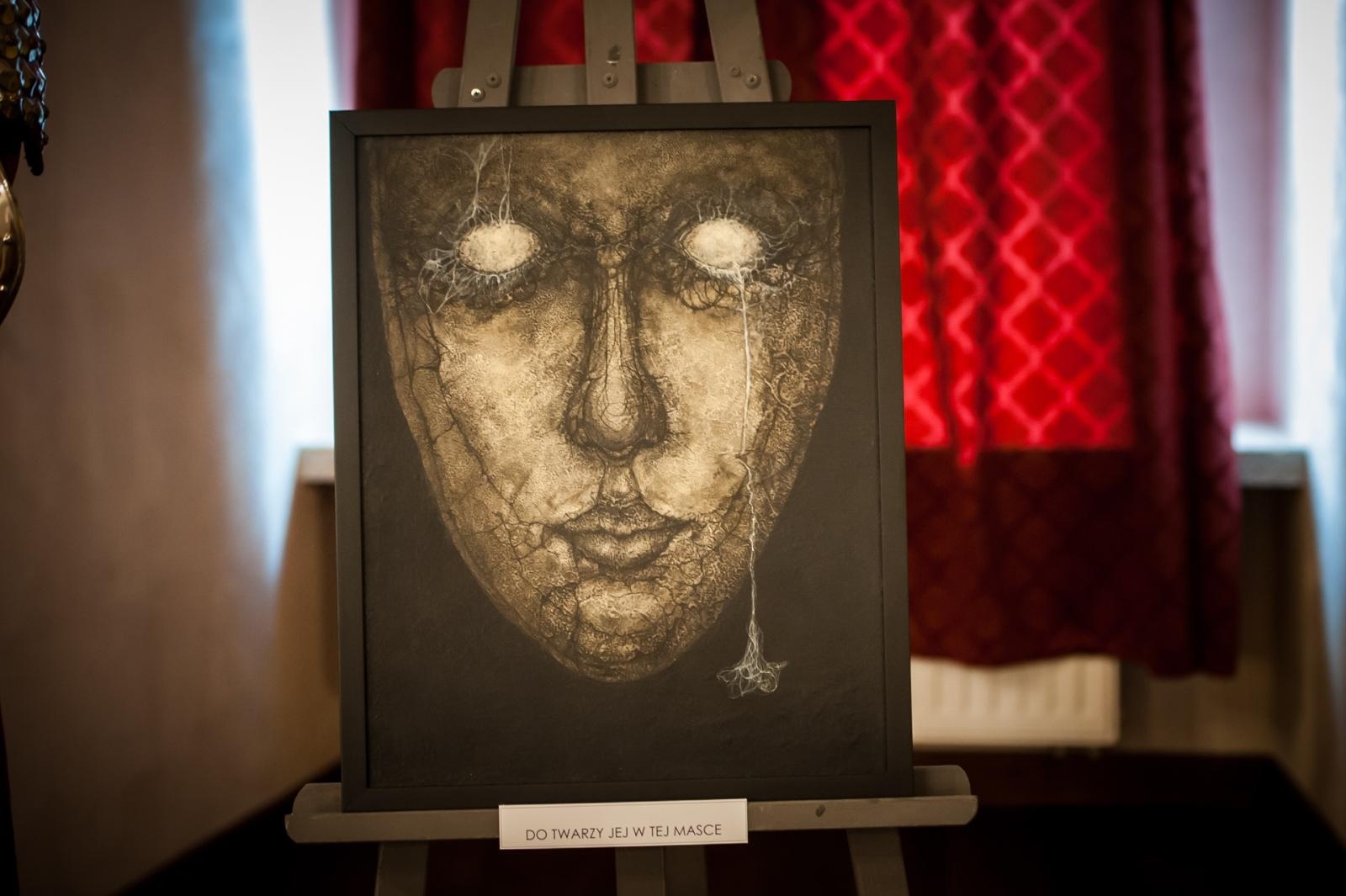 Zdjęcie w galerii na portalu naszraciborz.pl: Ciemna noc duszy – wernisaż prac Jolanty Krzyżek na zamku wiadomości z regionu