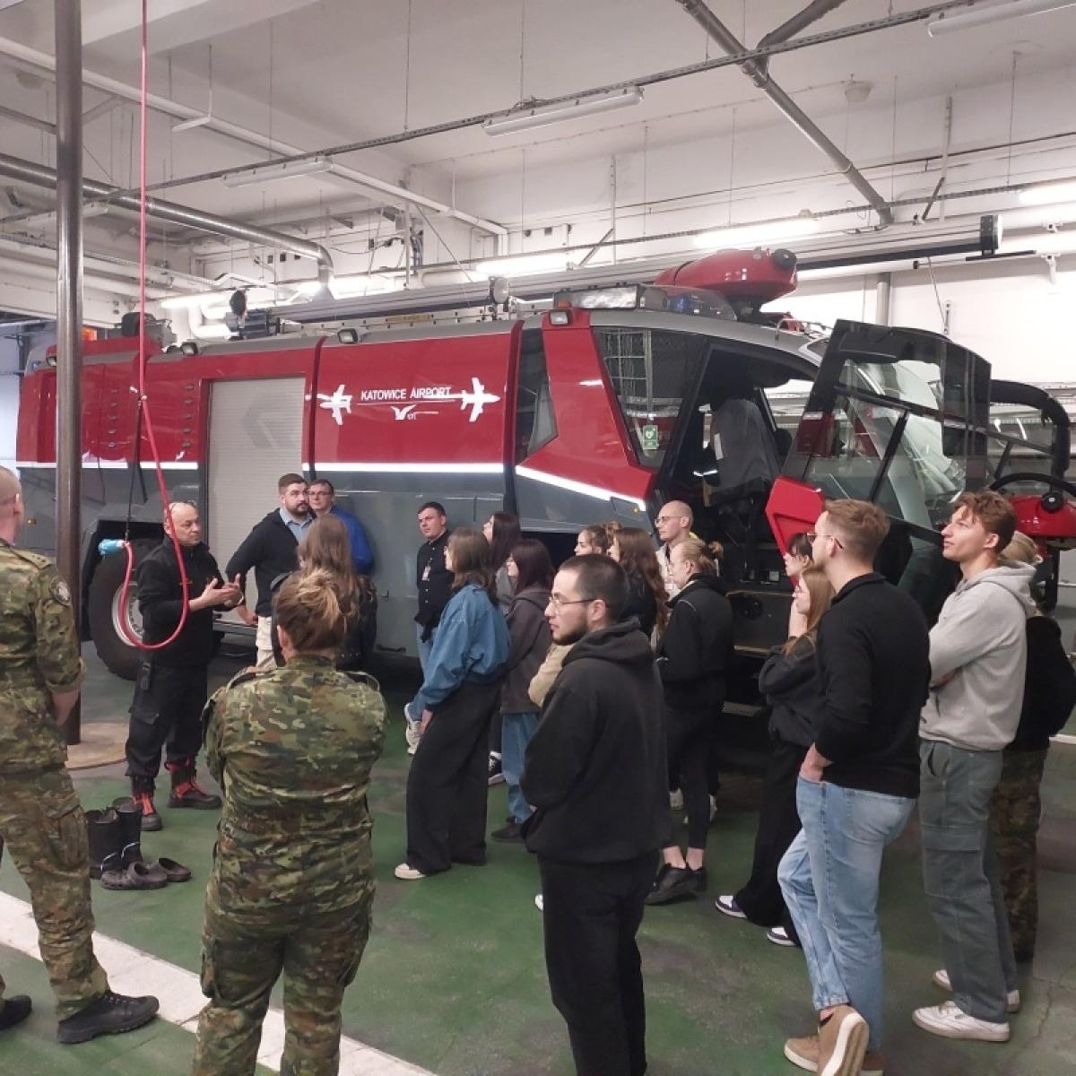 Zdjęcie w galerii na portalu naszraciborz.pl: Z bliska poznali służbę na granicy – studenci ANS Racibórz na lotnisku w Pyrzowicach wiadomości z regionu