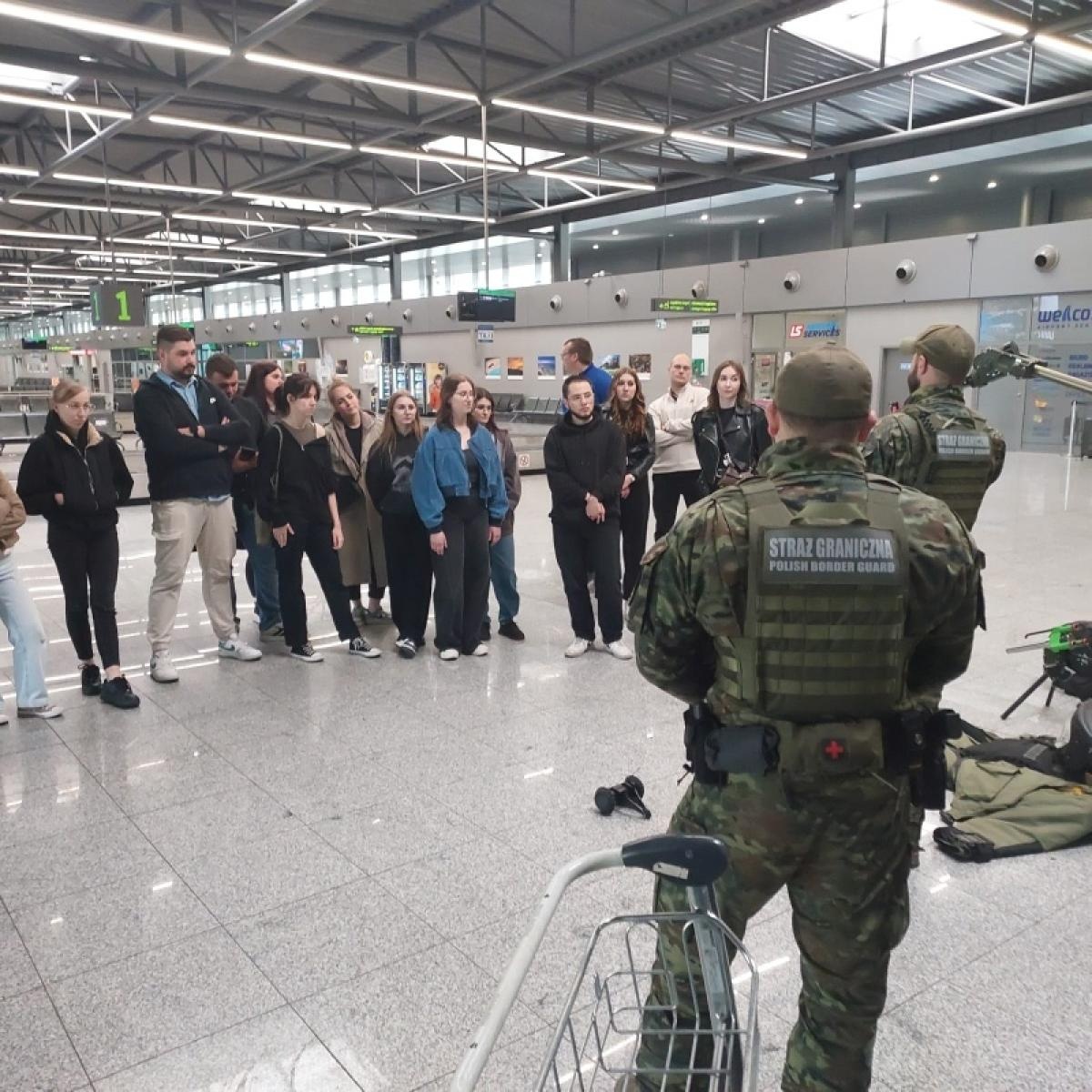 Zdjęcie w galerii na portalu naszraciborz.pl: Z bliska poznali służbę na granicy – studenci ANS Racibórz na lotnisku w Pyrzowicach wiadomości z regionu