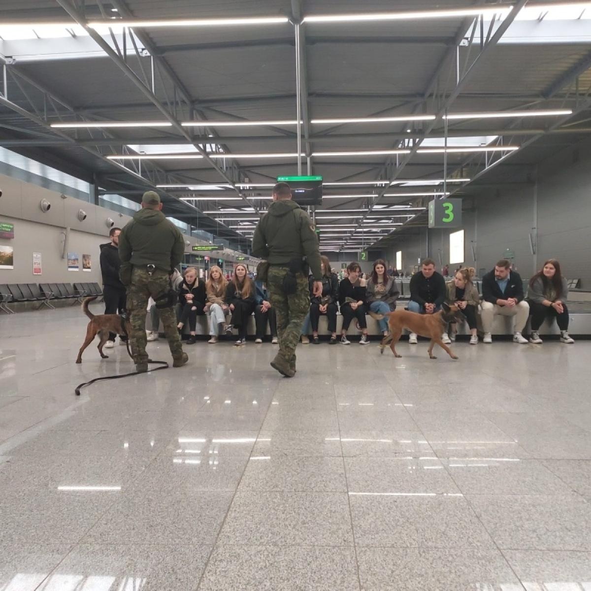 Zdjęcie w galerii na portalu naszraciborz.pl: Z bliska poznali służbę na granicy – studenci ANS Racibórz na lotnisku w Pyrzowicach wiadomości z regionu