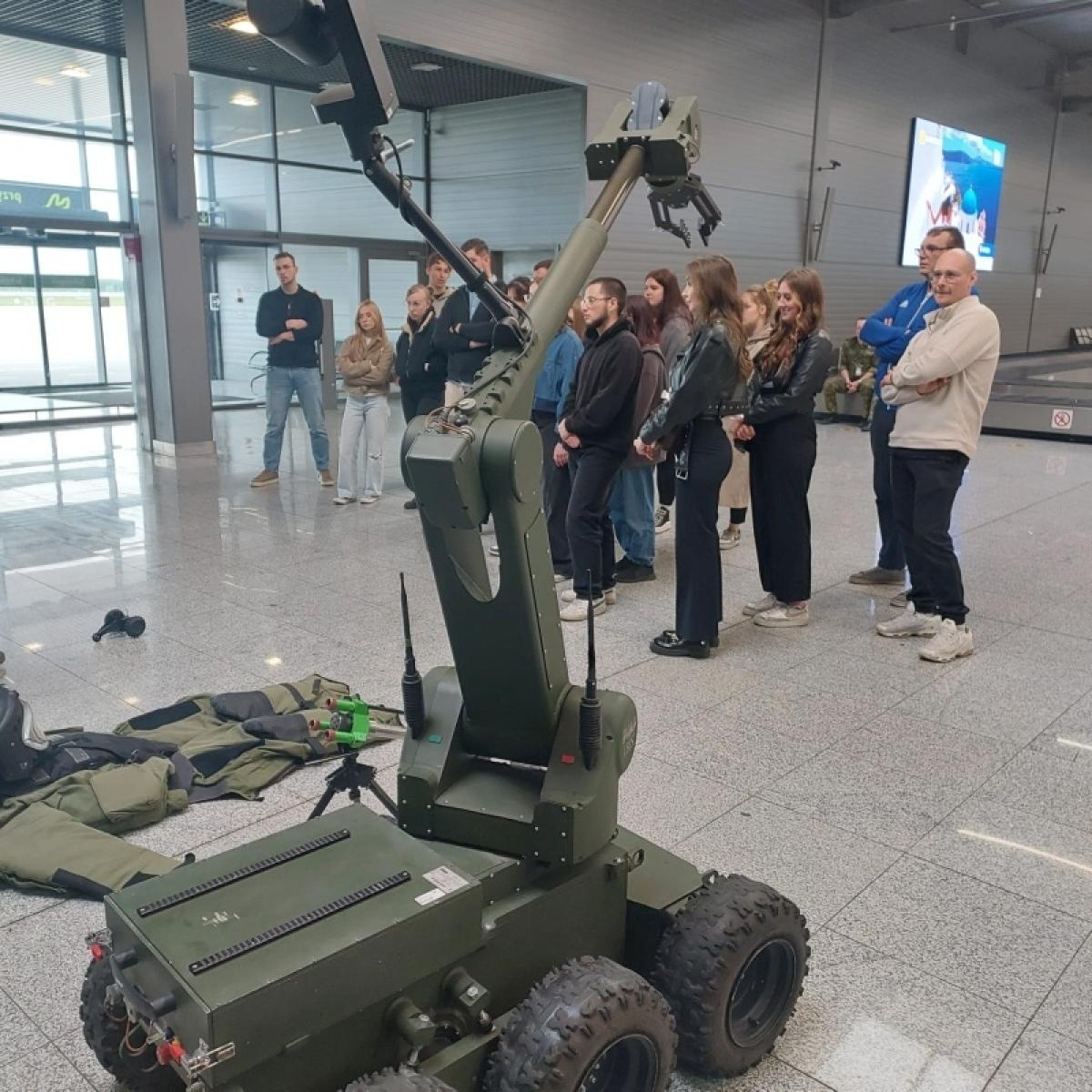 Zdjęcie w galerii na portalu naszraciborz.pl: Z bliska poznali służbę na granicy – studenci ANS Racibórz na lotnisku w Pyrzowicach wiadomości z regionu