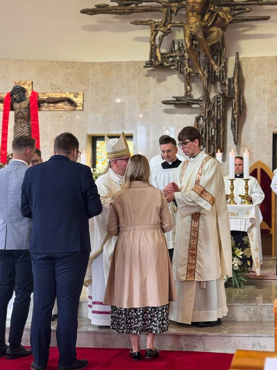 Zdjęcie w galerii na portalu naszraciborz.pl: Mateusz Pytel z Krzanowic przyjął święcenia diakonatu wiadomości z regionu