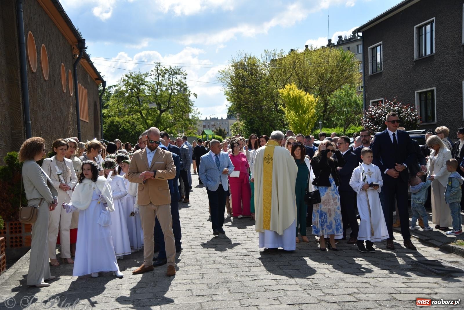 Zdjęcie w galerii na portalu naszraciborz.pl: Pierwsza Komunia Święta w parafii NSPJ – 85 dzieci przystąpiło do sakramentu [FOTO] wiadomości z regionu