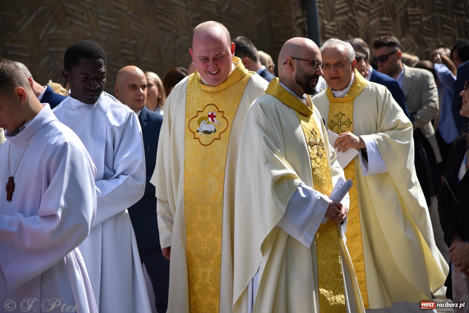 Zdjęcie w galerii na portalu naszraciborz.pl: Pierwsza Komunia Święta w parafii NSPJ – 85 dzieci przystąpiło do sakramentu [FOTO] wiadomości z regionu