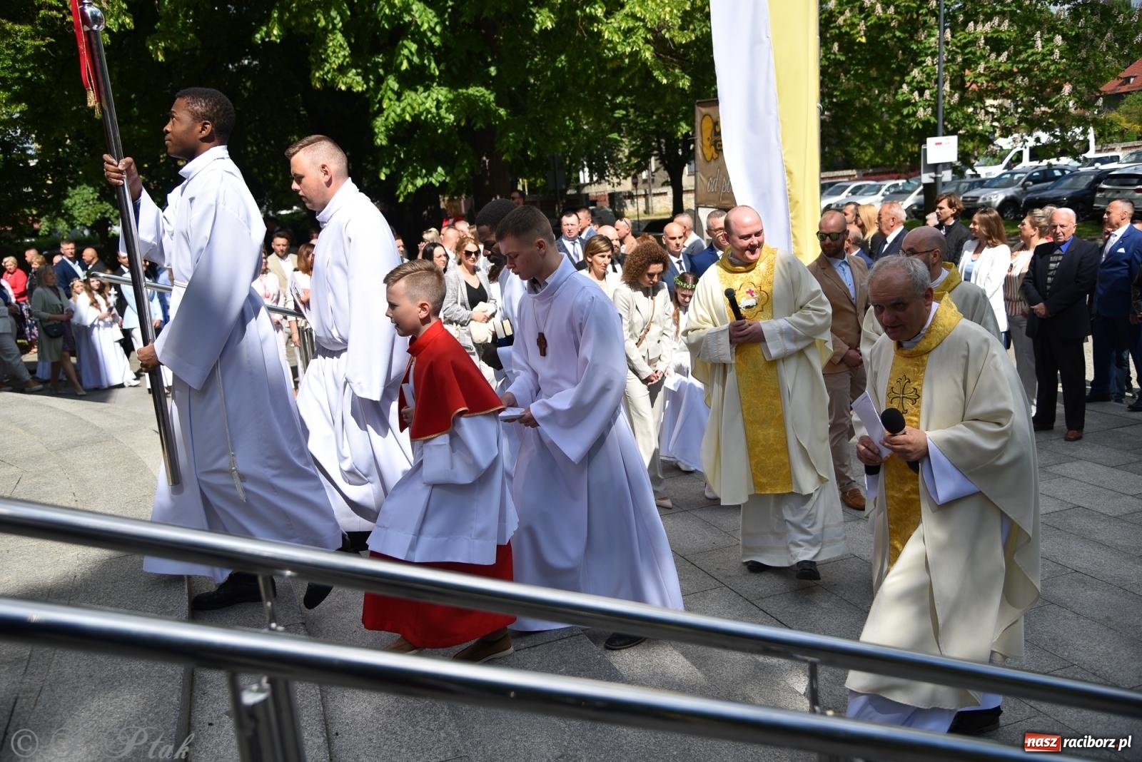 Zdjęcie w galerii na portalu naszraciborz.pl: Pierwsza Komunia Święta w parafii NSPJ – 85 dzieci przystąpiło do sakramentu [FOTO] wiadomości z regionu
