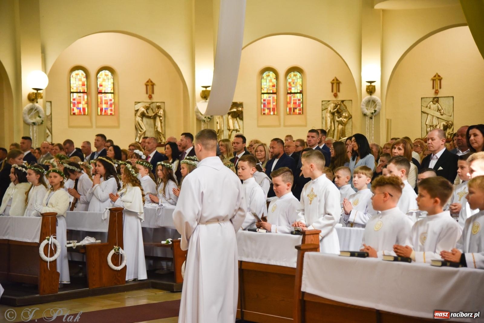 Zdjęcie w galerii na portalu naszraciborz.pl: Pierwsza Komunia Święta w parafii NSPJ – 85 dzieci przystąpiło do sakramentu [FOTO] wiadomości z regionu