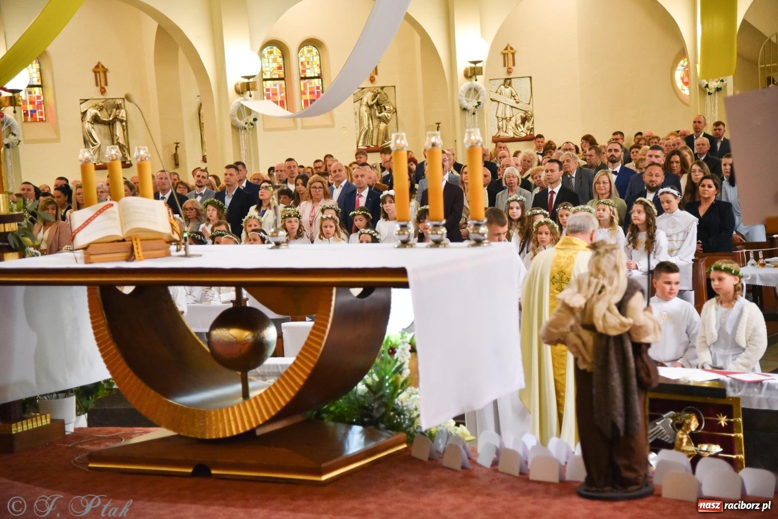 Zdjęcie w galerii na portalu naszraciborz.pl: Pierwsza Komunia Święta w parafii NSPJ – 85 dzieci przystąpiło do sakramentu [FOTO] wiadomości z regionu