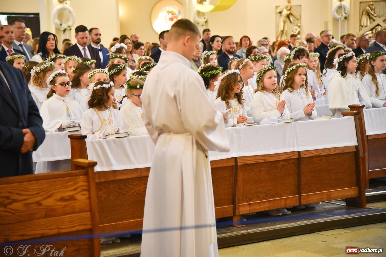 Zdjęcie w galerii na portalu naszraciborz.pl: Pierwsza Komunia Święta w parafii NSPJ – 85 dzieci przystąpiło do sakramentu [FOTO] wiadomości z regionu