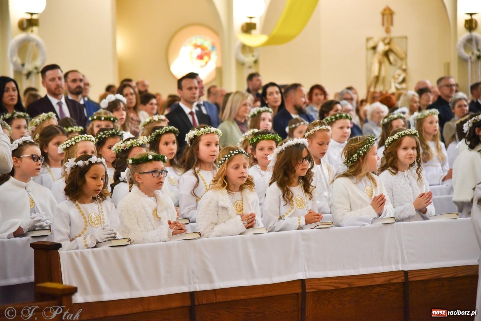 Zdjęcie w galerii na portalu naszraciborz.pl: Pierwsza Komunia Święta w parafii NSPJ – 85 dzieci przystąpiło do sakramentu [FOTO] wiadomości z regionu