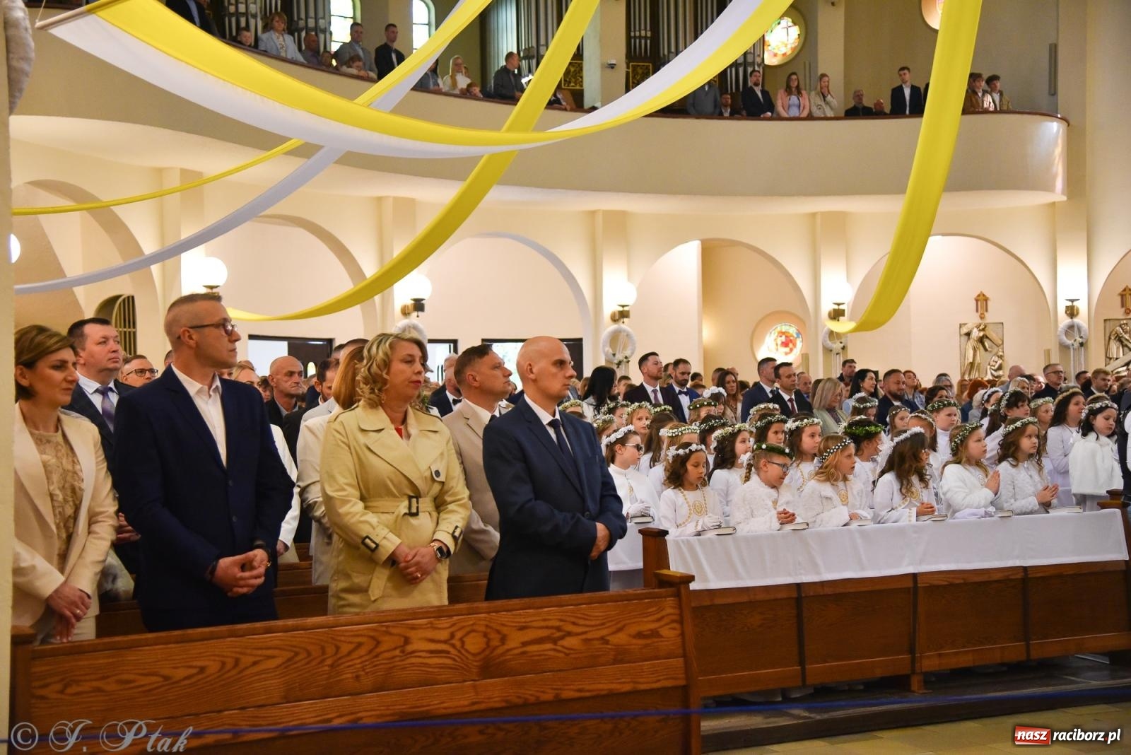 Zdjęcie w galerii na portalu naszraciborz.pl: Pierwsza Komunia Święta w parafii NSPJ – 85 dzieci przystąpiło do sakramentu [FOTO] wiadomości z regionu