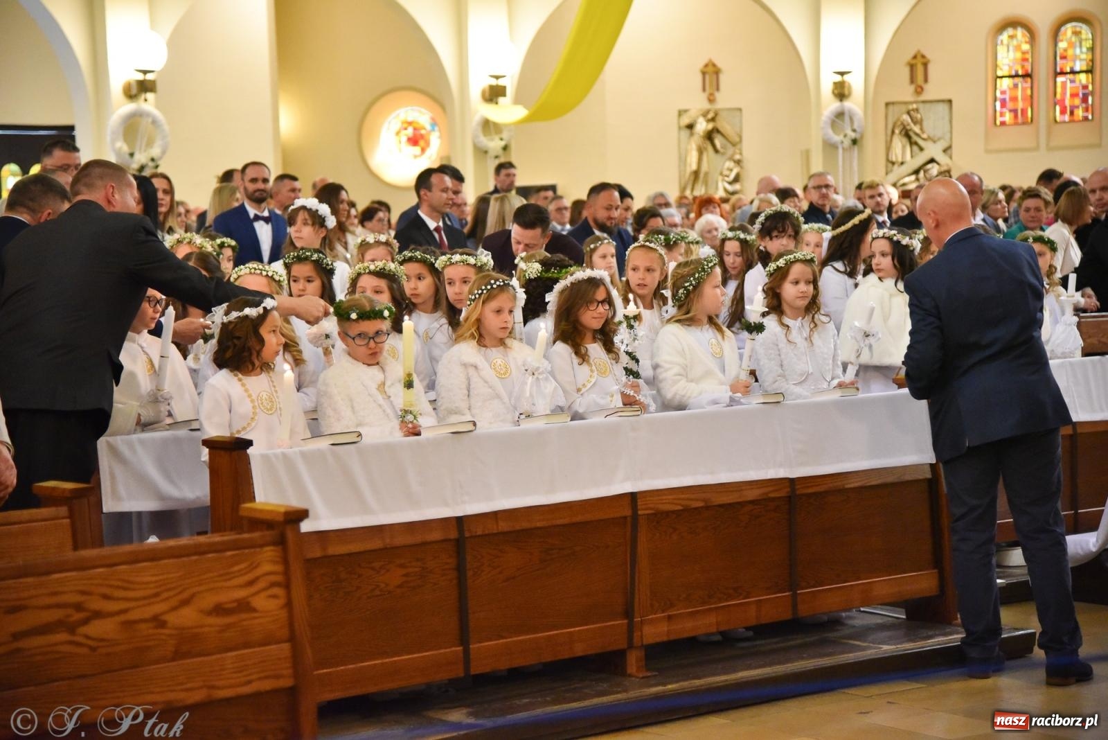 Zdjęcie w galerii na portalu naszraciborz.pl: Pierwsza Komunia Święta w parafii NSPJ – 85 dzieci przystąpiło do sakramentu [FOTO] wiadomości z regionu