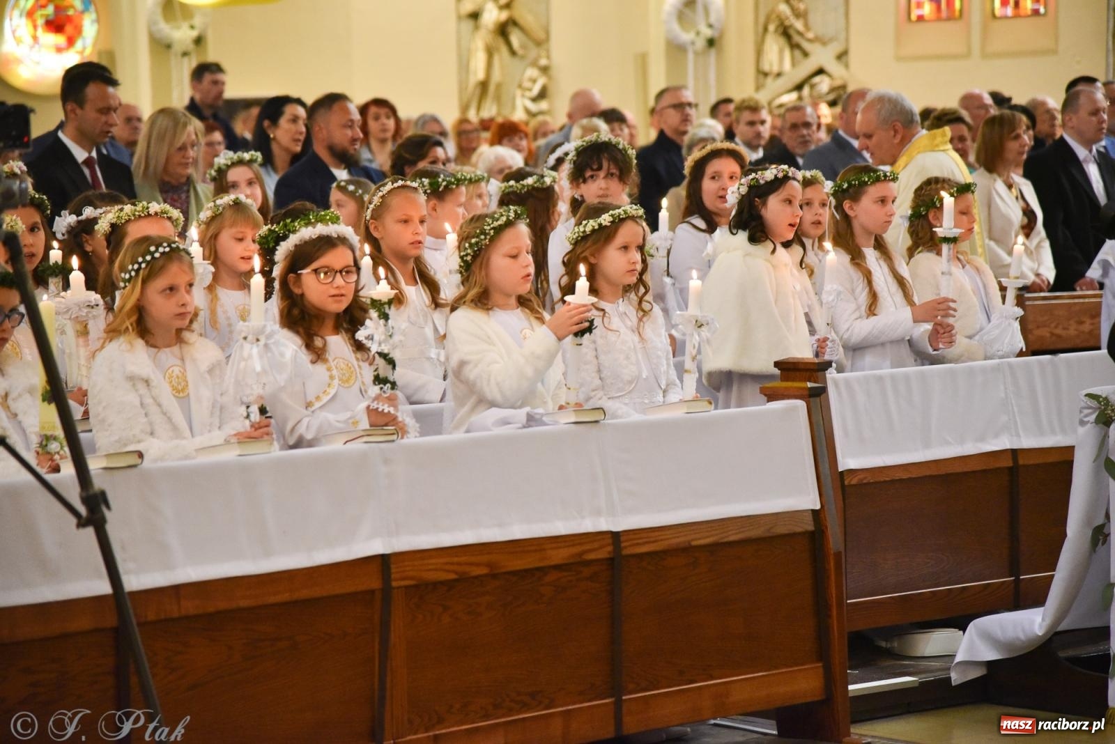 Zdjęcie w galerii na portalu naszraciborz.pl: Pierwsza Komunia Święta w parafii NSPJ – 85 dzieci przystąpiło do sakramentu [FOTO] wiadomości z regionu