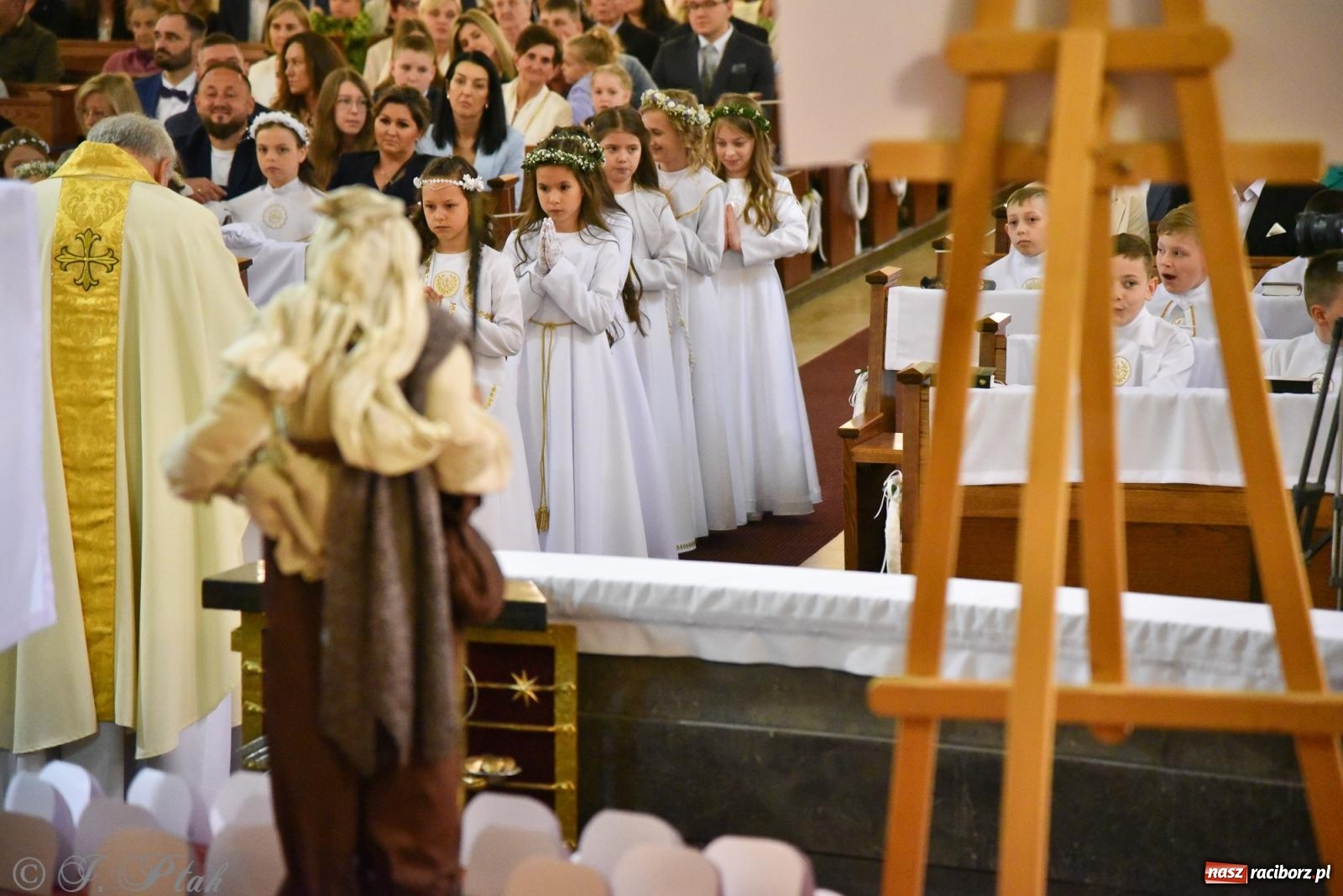 Zdjęcie w galerii na portalu naszraciborz.pl: Pierwsza Komunia Święta w parafii NSPJ – 85 dzieci przystąpiło do sakramentu [FOTO] wiadomości z regionu