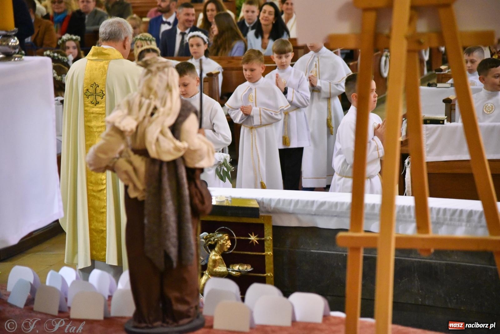 Zdjęcie w galerii na portalu naszraciborz.pl: Pierwsza Komunia Święta w parafii NSPJ – 85 dzieci przystąpiło do sakramentu [FOTO] wiadomości z regionu