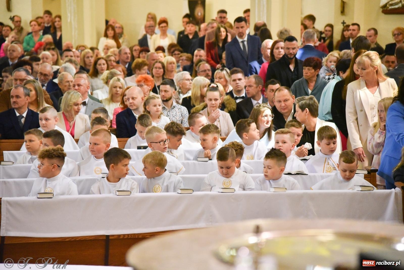 Zdjęcie w galerii na portalu naszraciborz.pl: Pierwsza Komunia Święta w parafii NSPJ – 85 dzieci przystąpiło do sakramentu [FOTO] wiadomości z regionu
