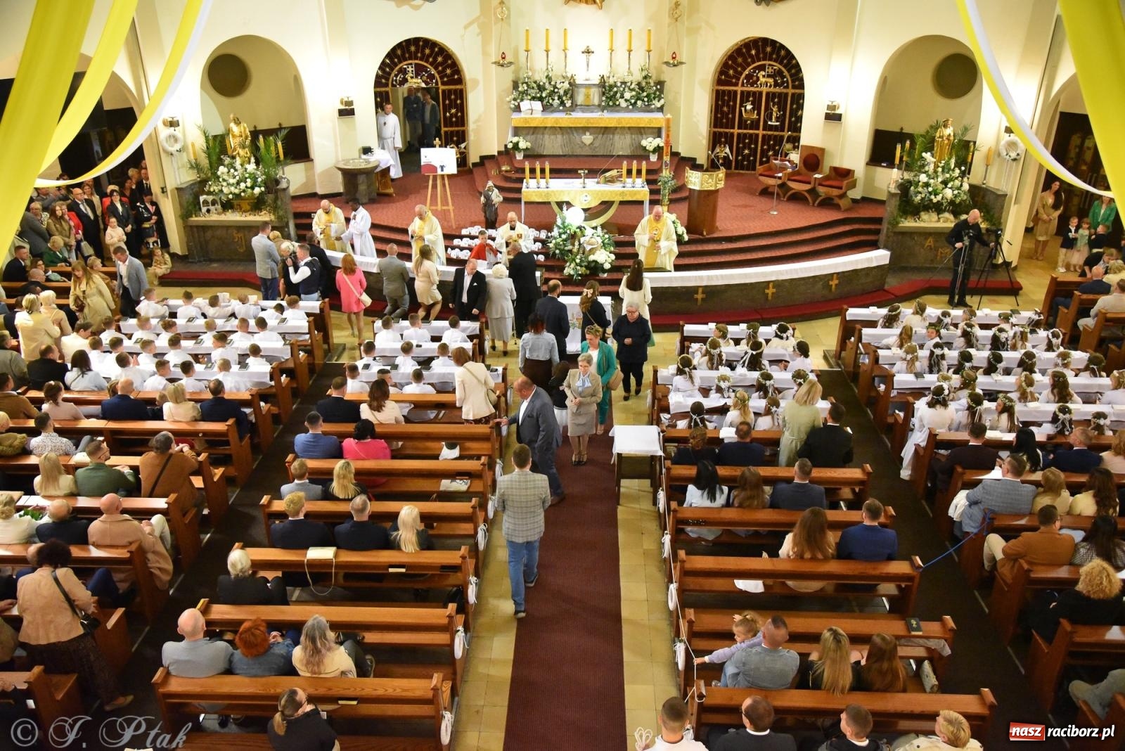 Zdjęcie w galerii na portalu naszraciborz.pl: Pierwsza Komunia Święta w parafii NSPJ – 85 dzieci przystąpiło do sakramentu [FOTO] wiadomości z regionu