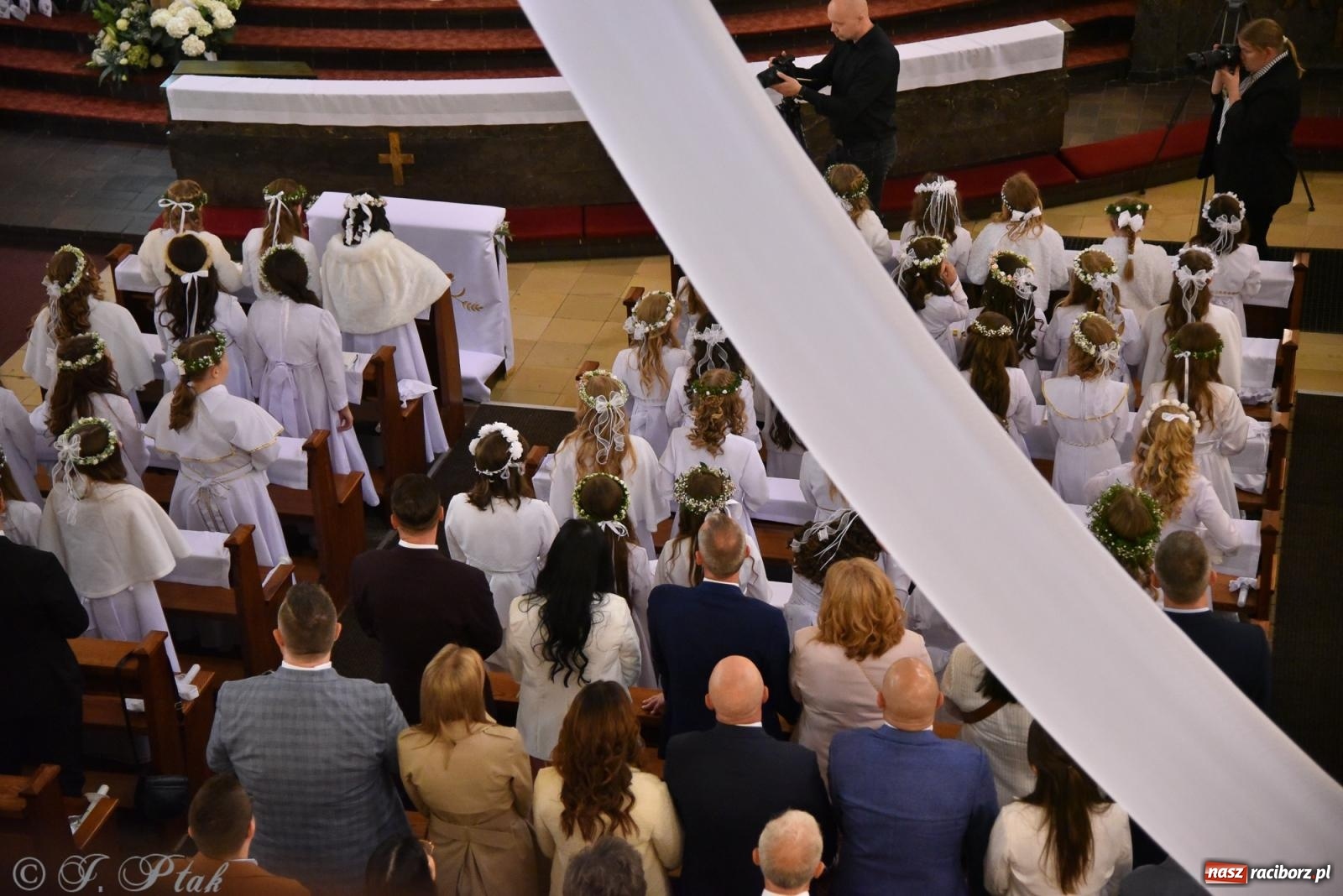 Zdjęcie w galerii na portalu naszraciborz.pl: Pierwsza Komunia Święta w parafii NSPJ – 85 dzieci przystąpiło do sakramentu [FOTO] wiadomości z regionu