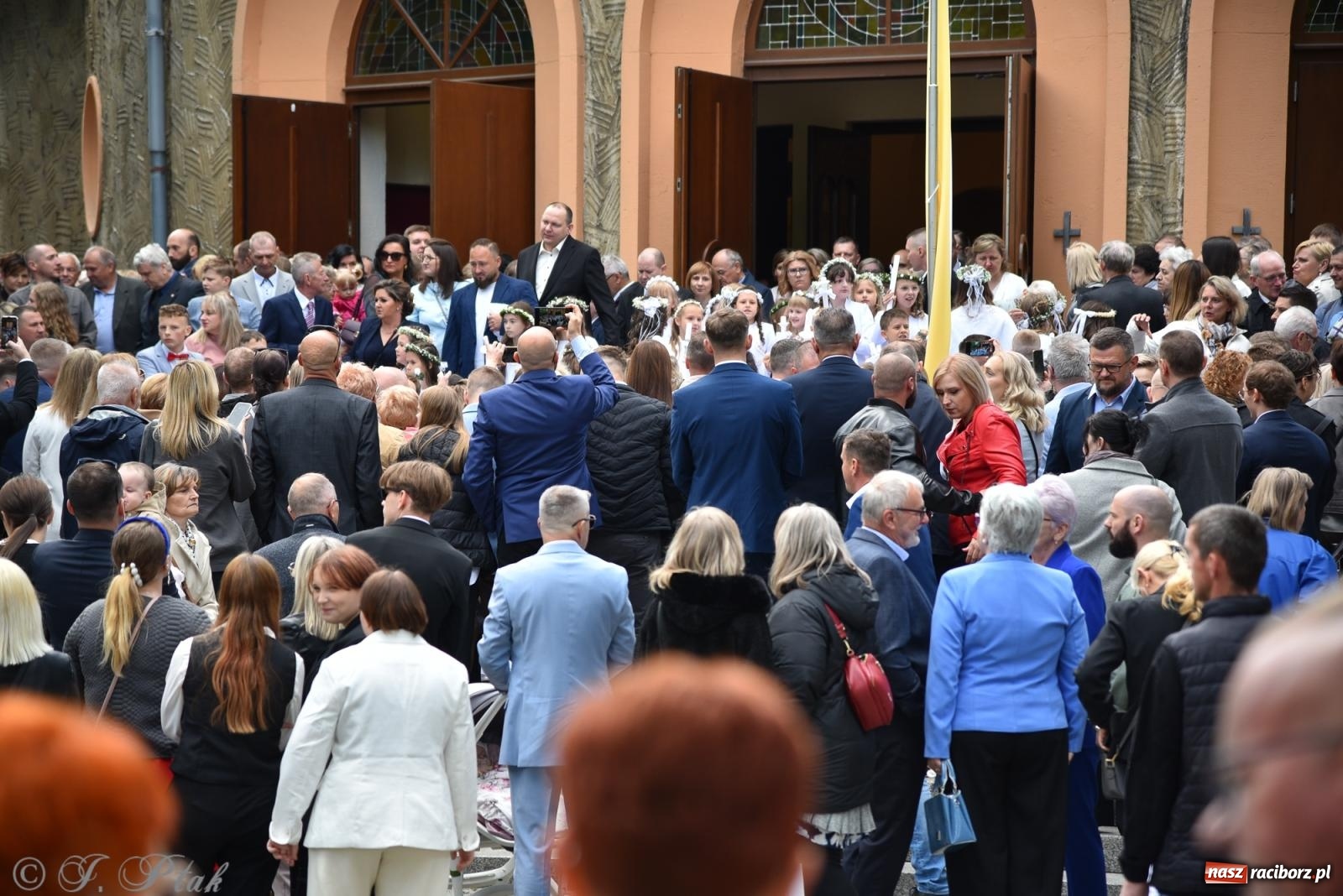 Zdjęcie w galerii na portalu naszraciborz.pl: Pierwsza Komunia Święta w parafii NSPJ – 85 dzieci przystąpiło do sakramentu [FOTO] wiadomości z regionu