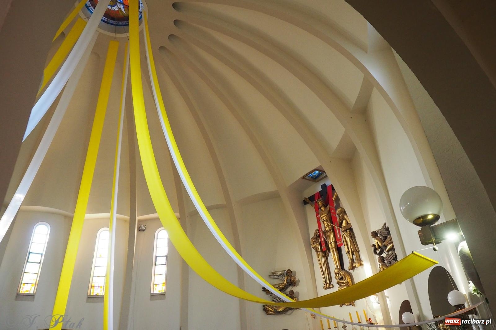 Zdjęcie w galerii na portalu naszraciborz.pl: Pierwsza Komunia Święta w parafii NSPJ – 85 dzieci przystąpiło do sakramentu [FOTO] wiadomości z regionu