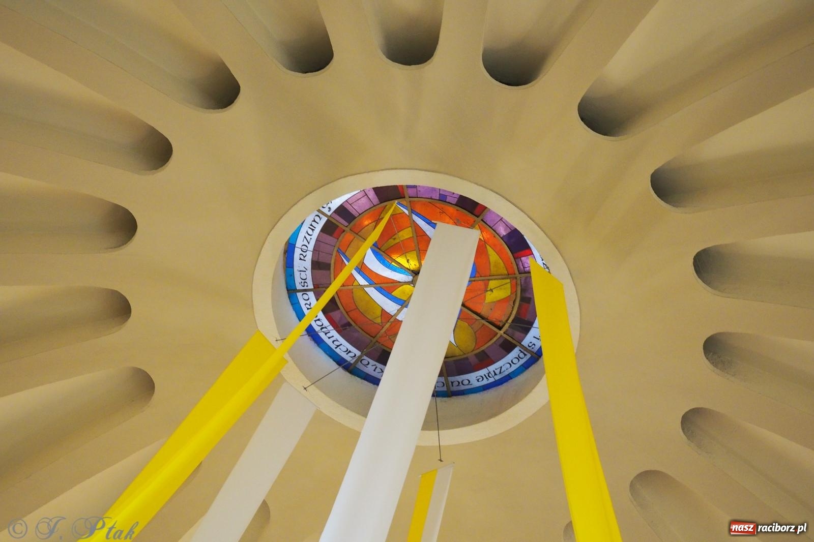 Zdjęcie w galerii na portalu naszraciborz.pl: Pierwsza Komunia Święta w parafii NSPJ – 85 dzieci przystąpiło do sakramentu [FOTO] wiadomości z regionu