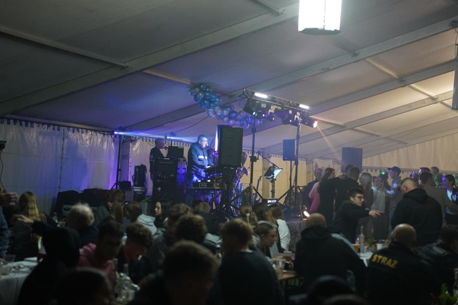 Zdjęcie w galerii na portalu naszraciborz.pl: Zabawa taneczna z zespołem Bis zakończyła obchody 100-lecia OSP Gamów [FOTO] wiadomości z regionu