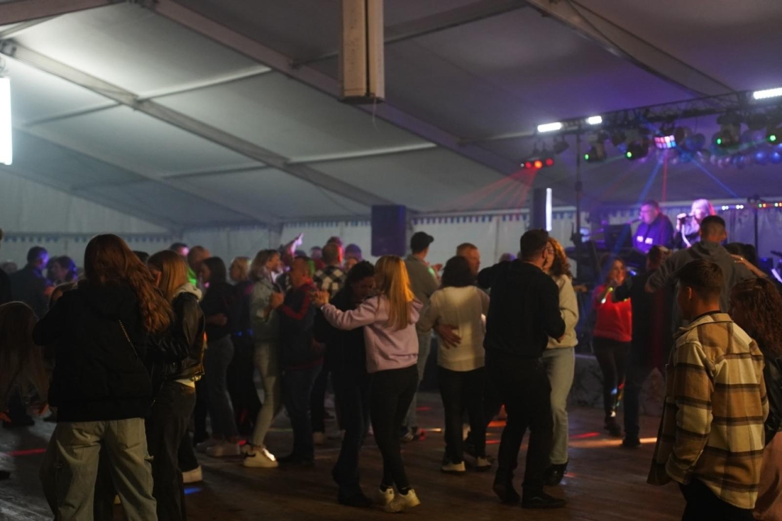 Zdjęcie w galerii na portalu naszraciborz.pl: Zabawa taneczna z zespołem Bis zakończyła obchody 100-lecia OSP Gamów [FOTO] wiadomości z regionu