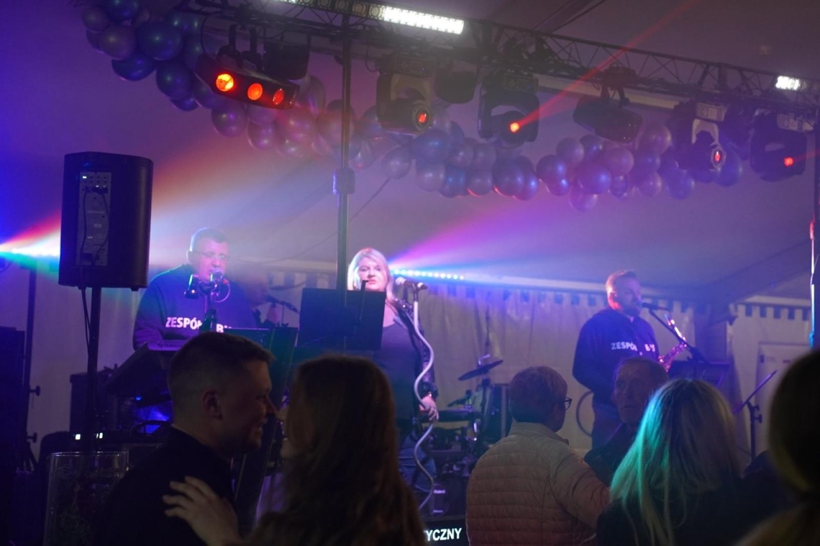 Zdjęcie w galerii na portalu naszraciborz.pl: Zabawa taneczna z zespołem Bis zakończyła obchody 100-lecia OSP Gamów [FOTO] wiadomości z regionu