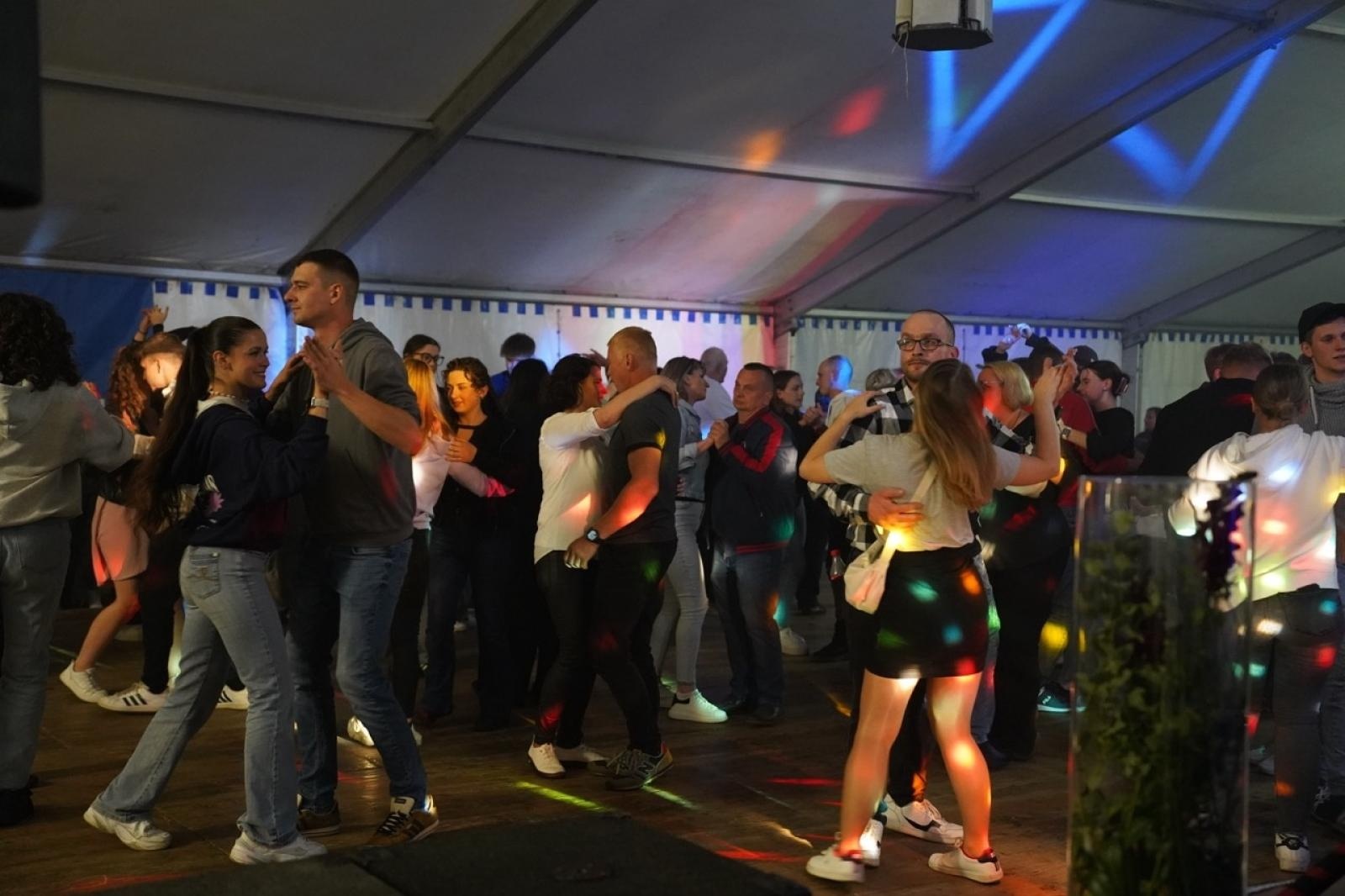 Zdjęcie w galerii na portalu naszraciborz.pl: Zabawa taneczna z zespołem Bis zakończyła obchody 100-lecia OSP Gamów [FOTO] wiadomości z regionu