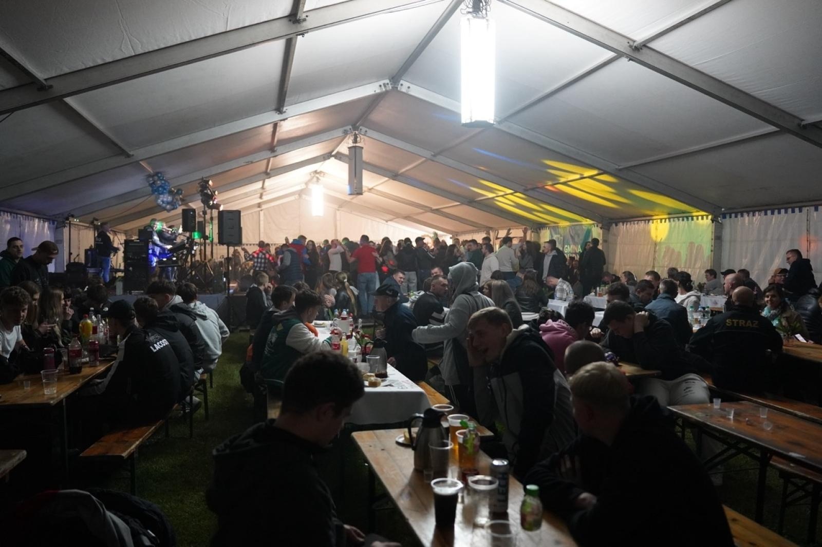 Zdjęcie w galerii na portalu naszraciborz.pl: Zabawa taneczna z zespołem Bis zakończyła obchody 100-lecia OSP Gamów [FOTO] wiadomości z regionu