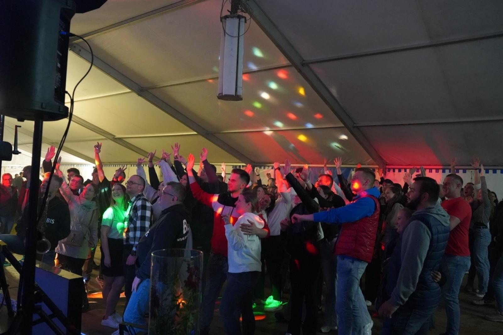 Zdjęcie w galerii na portalu naszraciborz.pl: Zabawa taneczna z zespołem Bis zakończyła obchody 100-lecia OSP Gamów [FOTO] wiadomości z regionu