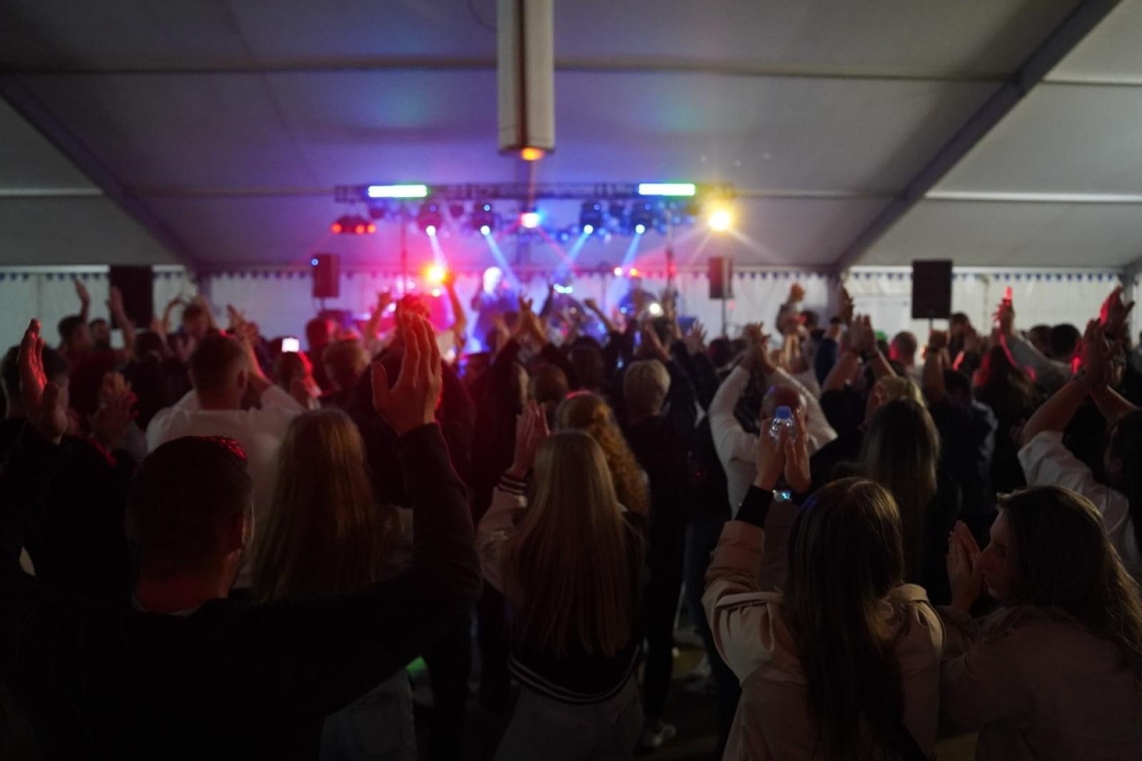 Zdjęcie w galerii na portalu naszraciborz.pl: Zabawa taneczna z zespołem Bis zakończyła obchody 100-lecia OSP Gamów [FOTO] wiadomości z regionu