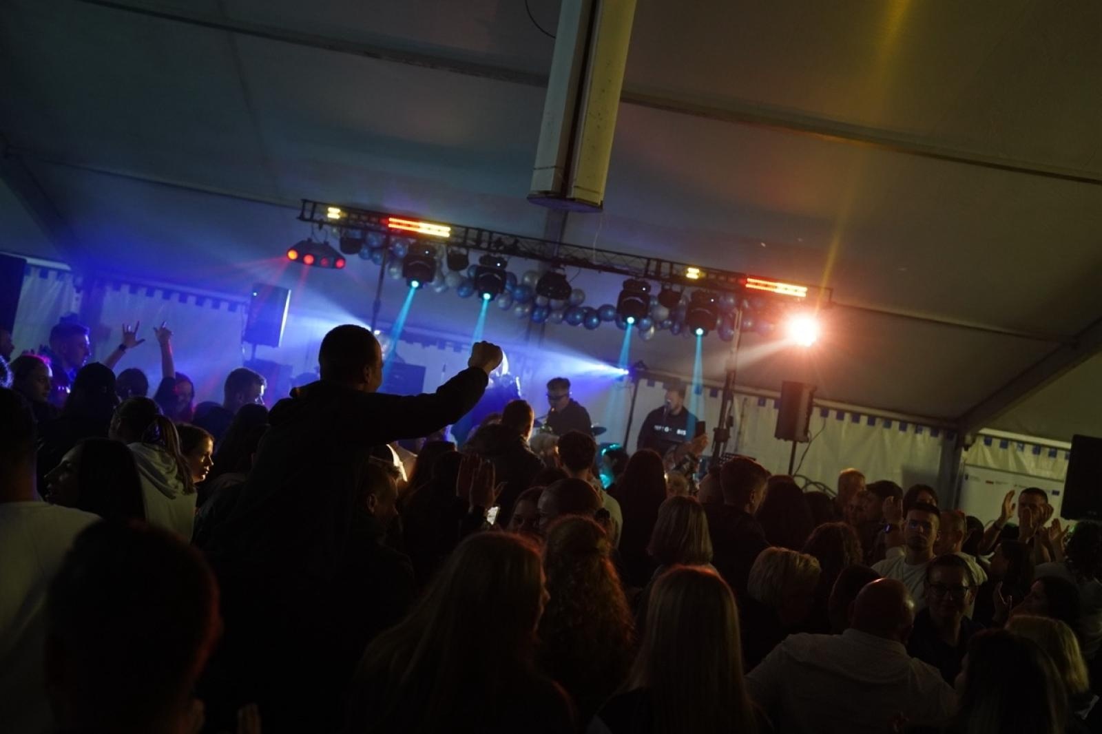 Zdjęcie w galerii na portalu naszraciborz.pl: Zabawa taneczna z zespołem Bis zakończyła obchody 100-lecia OSP Gamów [FOTO] wiadomości z regionu