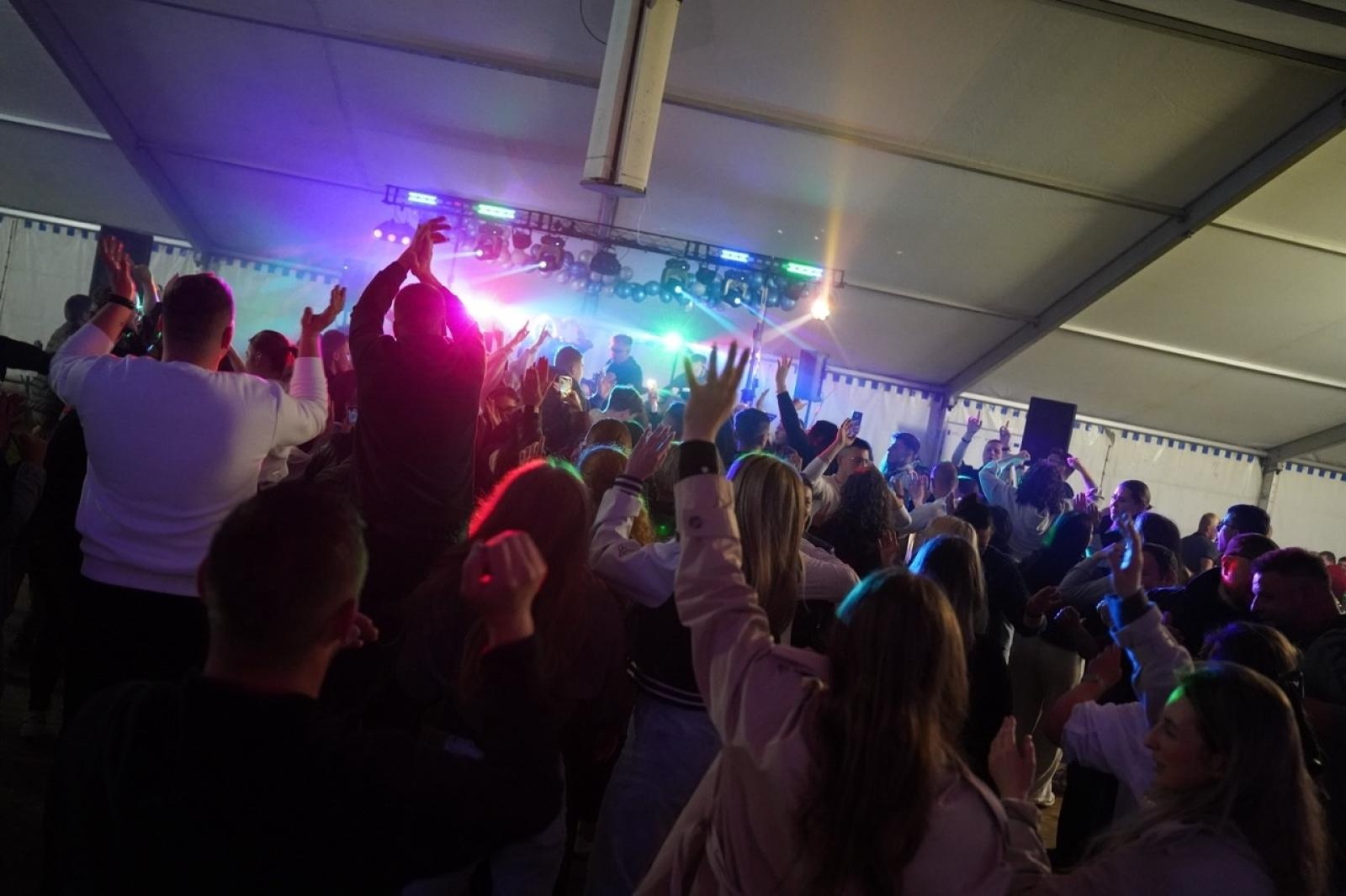 Zdjęcie w galerii na portalu naszraciborz.pl: Zabawa taneczna z zespołem Bis zakończyła obchody 100-lecia OSP Gamów [FOTO] wiadomości z regionu