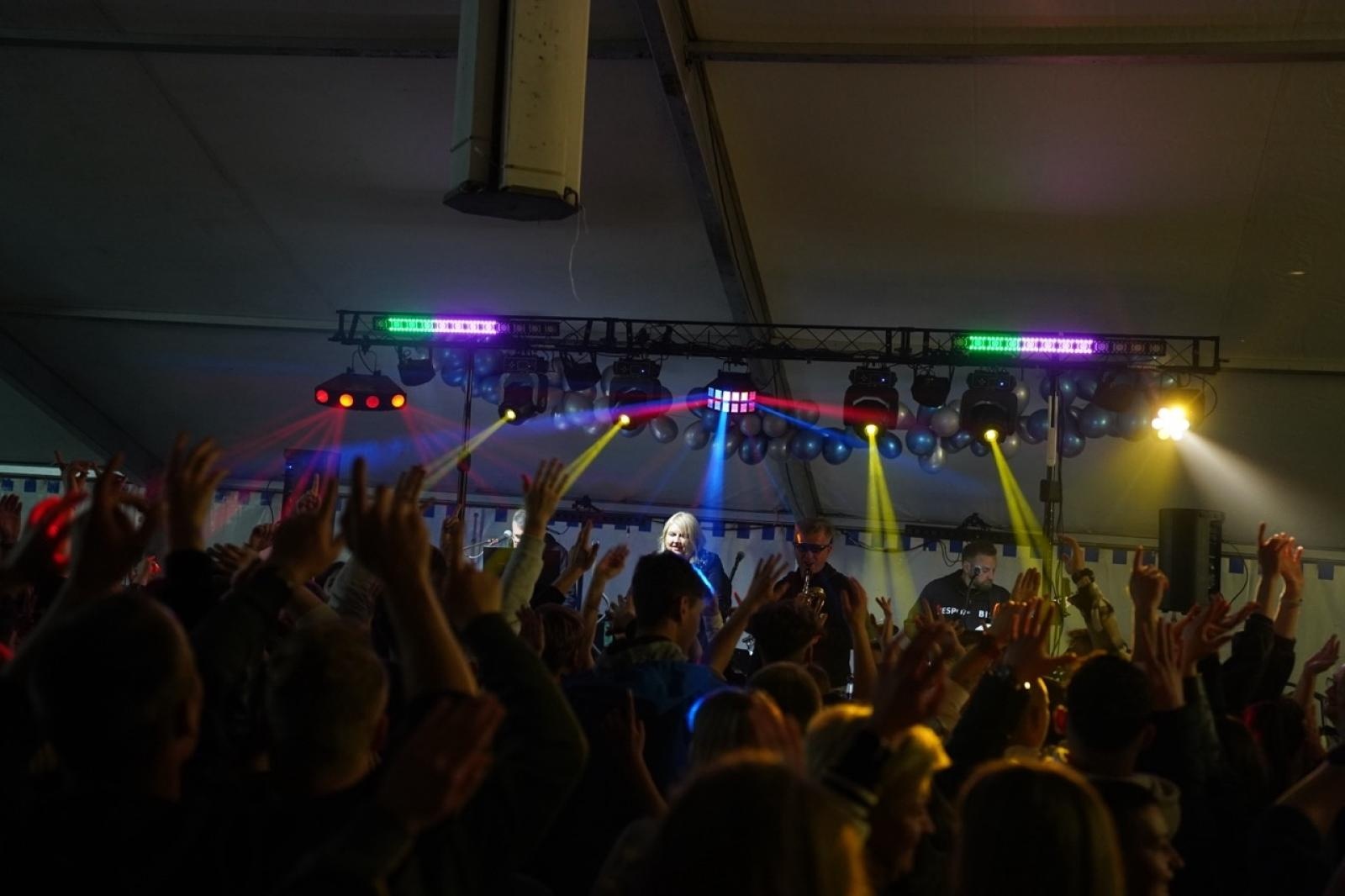 Zdjęcie w galerii na portalu naszraciborz.pl: Zabawa taneczna z zespołem Bis zakończyła obchody 100-lecia OSP Gamów [FOTO] wiadomości z regionu