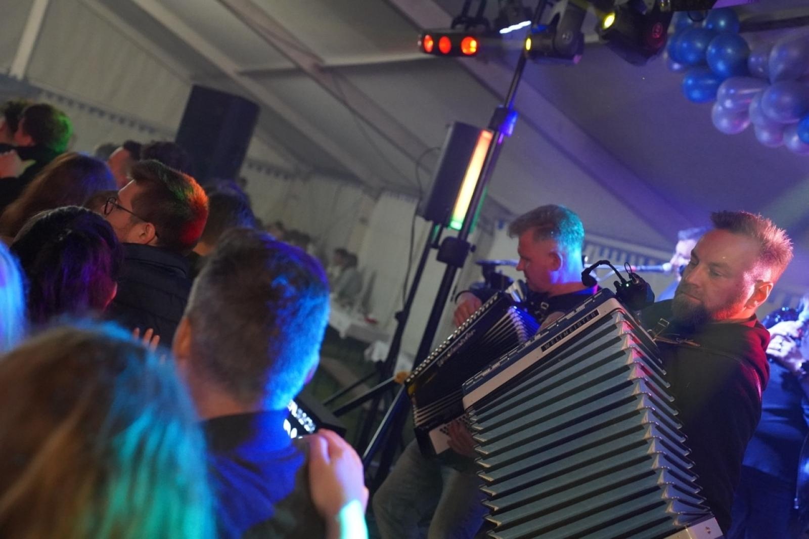 Zdjęcie w galerii na portalu naszraciborz.pl: Zabawa taneczna z zespołem Bis zakończyła obchody 100-lecia OSP Gamów [FOTO] wiadomości z regionu