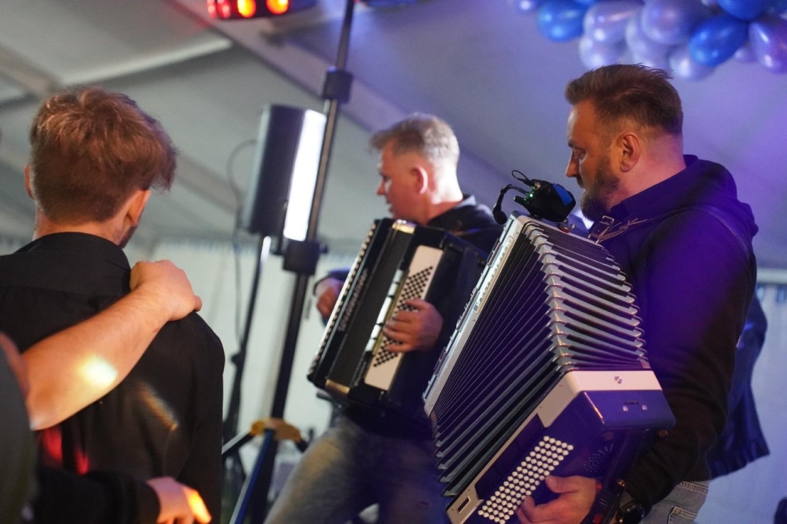 Zdjęcie w galerii na portalu naszraciborz.pl: Zabawa taneczna z zespołem Bis zakończyła obchody 100-lecia OSP Gamów [FOTO] wiadomości z regionu