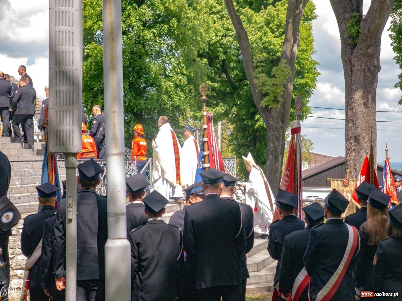 Zdjęcie w galerii na portalu naszraciborz.pl: 27. pielgrzymka strażaków na Górę Świętej Anny z udziałem raciborskich pocztów wiadomości z regionu