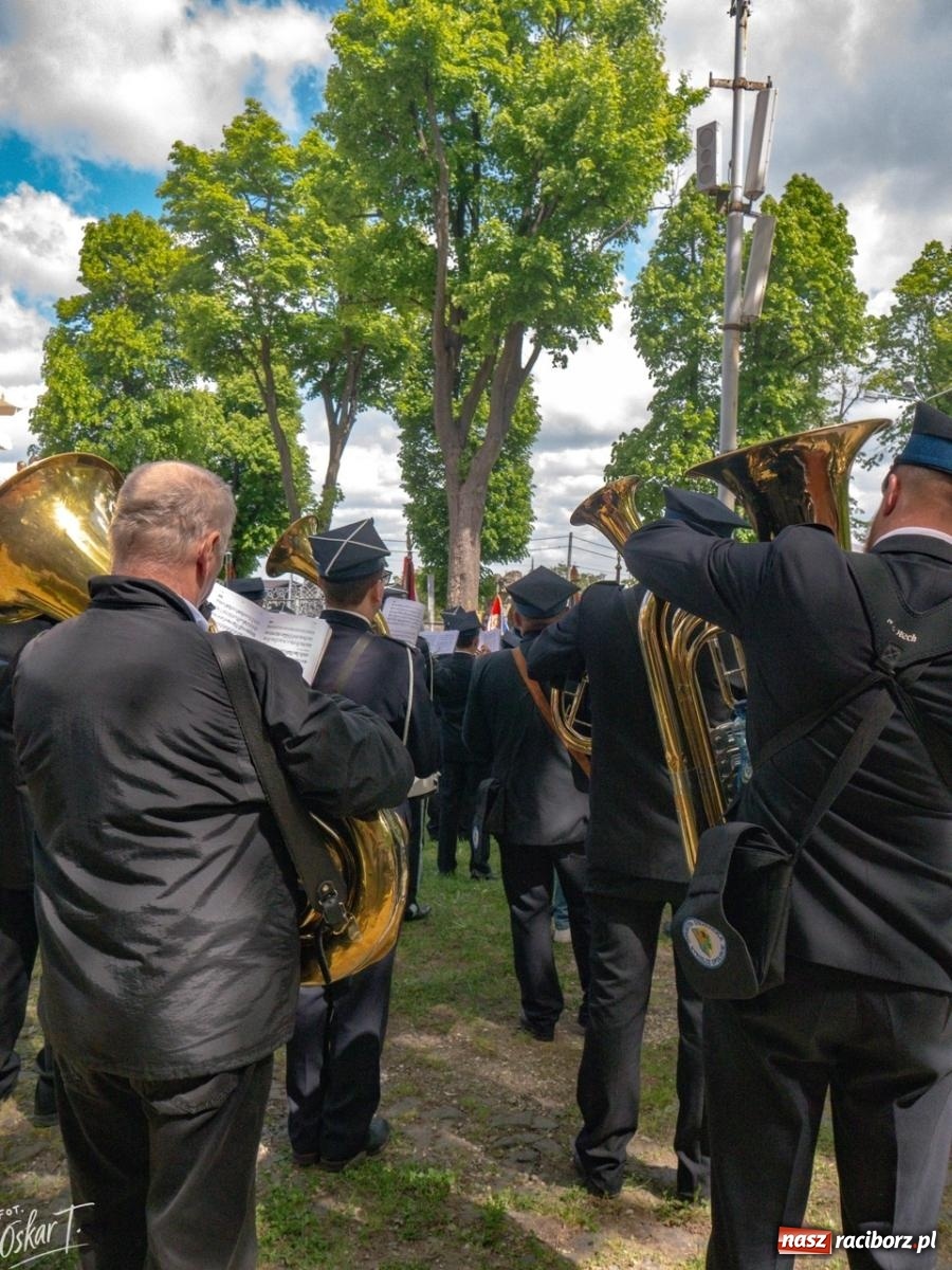 Zdjęcie w galerii na portalu naszraciborz.pl: 27. pielgrzymka strażaków na Górę Świętej Anny z udziałem raciborskich pocztów wiadomości z regionu