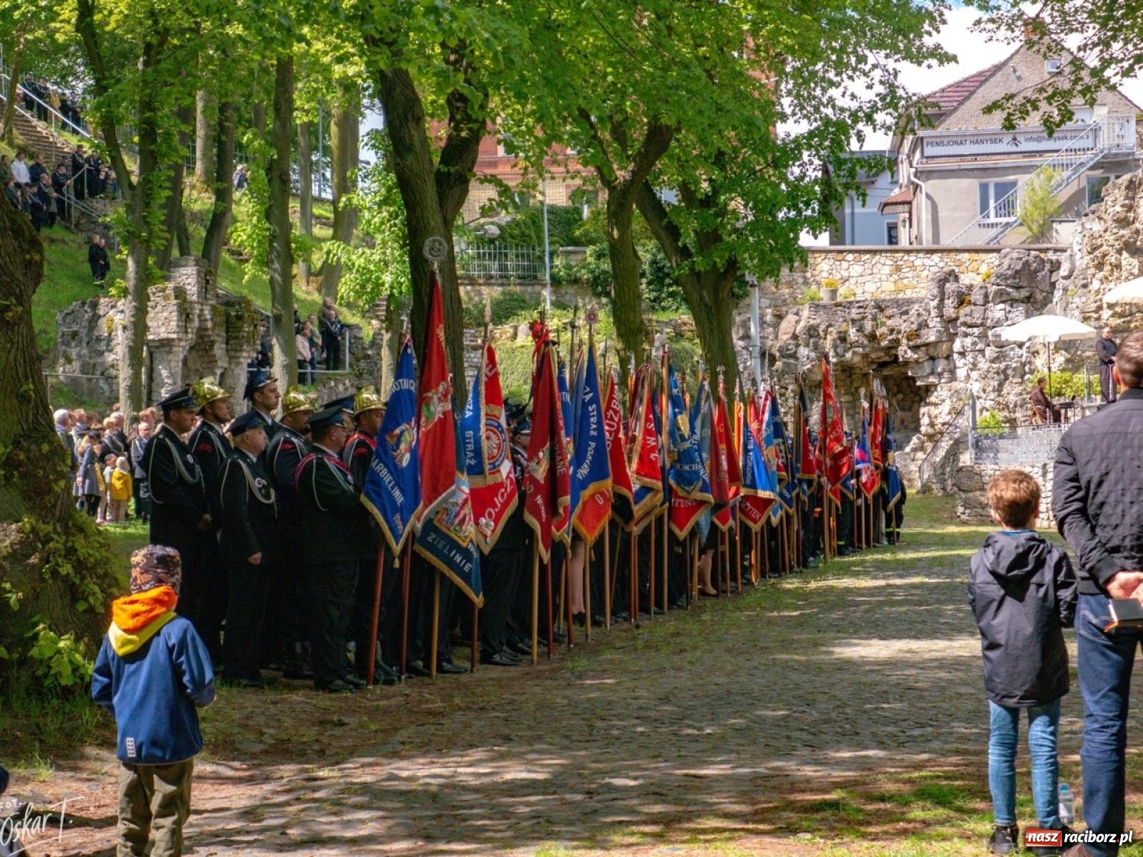 Zdjęcie w galerii na portalu naszraciborz.pl: 27. pielgrzymka strażaków na Górę Świętej Anny z udziałem raciborskich pocztów wiadomości z regionu