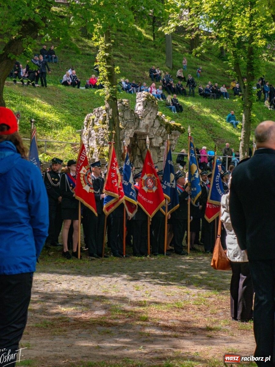 Zdjęcie w galerii na portalu naszraciborz.pl: 27. pielgrzymka strażaków na Górę Świętej Anny z udziałem raciborskich pocztów wiadomości z regionu