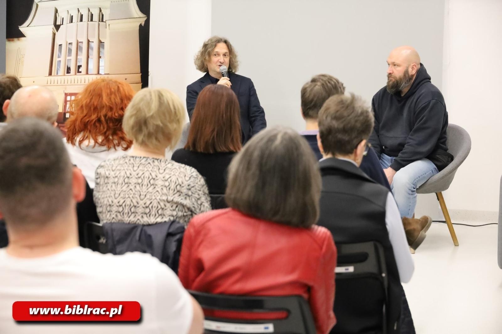 Zdjęcie w galerii na portalu naszraciborz.pl: Wojna za zamkniętymi drzwiami, czyli Zbigniew Parafianowicz w raciborskiej bibliotece wiadomości z regionu